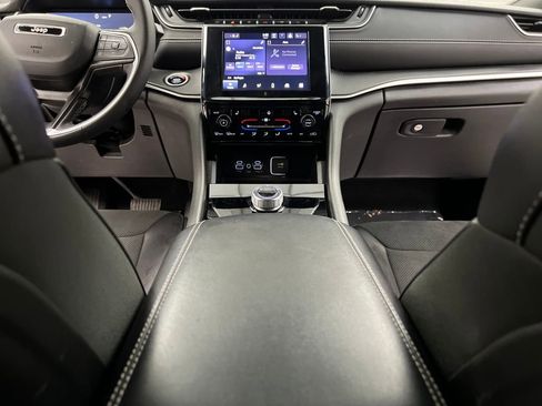 Used 2025 Jeep Grand Cherokee Altitude image 33