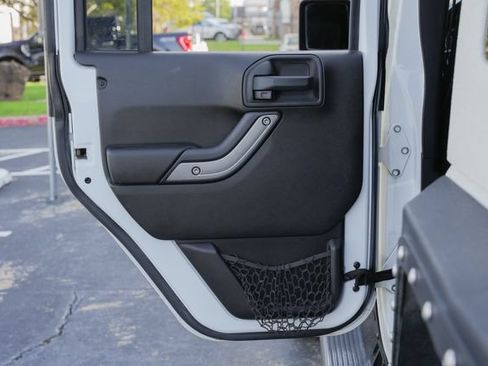 Used 2016 Jeep Wrangler Unlimited Rubicon w/ Connectivity Group AWD/4WD image 40