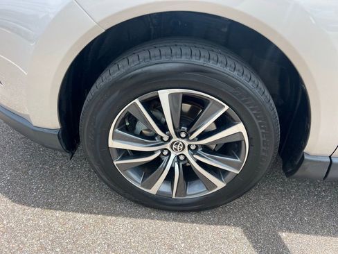 Used 2021 Toyota Venza LE w/ Carpet Mat Package (TMS) AWD/4WD image 17