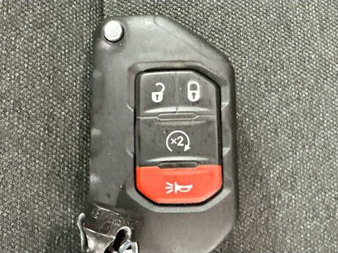 Used 2024 Jeep Wrangler Unlimited Sahara AWD/4WD image 16