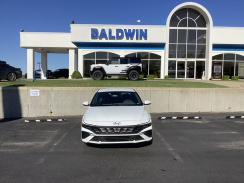 Used 2025 Hyundai Elantra SE FWD image 2