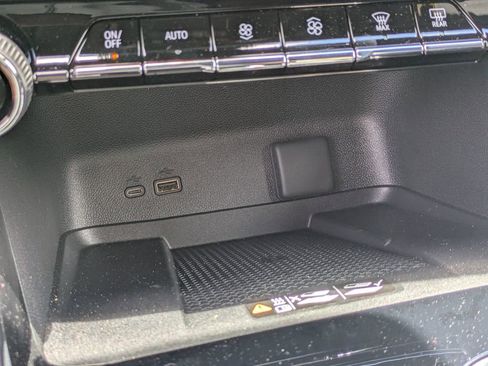 Used 2025 Chevrolet Traverse LT image 26