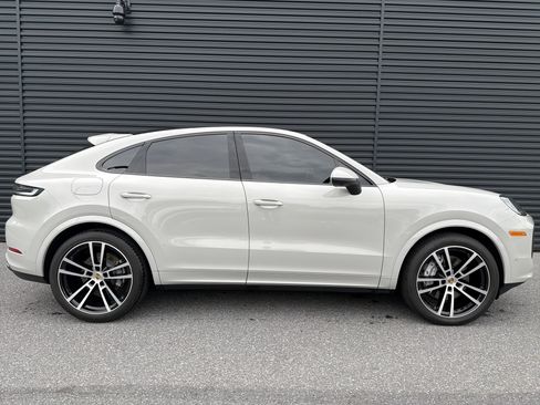 Used 2024 Porsche Cayenne Coupe AWD/4WD image 6