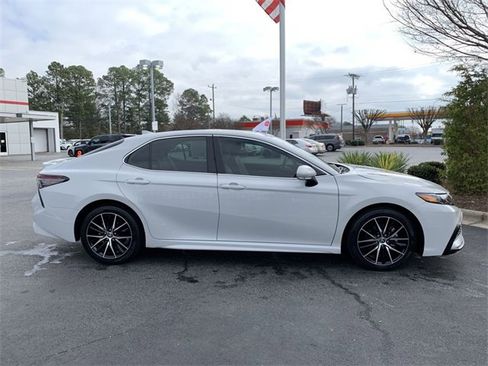 Used 2024 Toyota Camry SE image 9