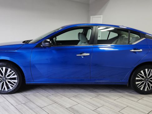 Used 2025 Nissan Altima 2.5 SV image 2
