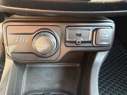 Used 2023 Jeep Renegade Latitude AWD/4WD image 34