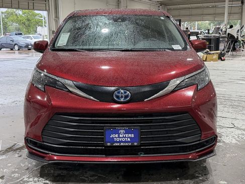 Used 2024 Toyota Sienna LE FWD image 3