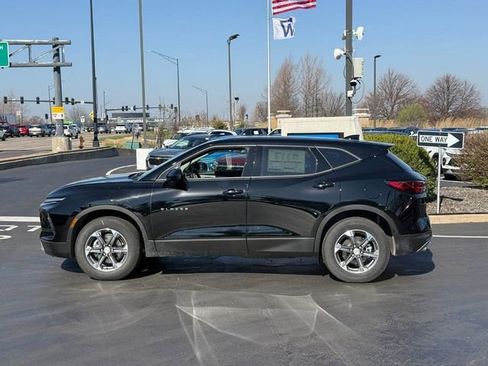 Used 2025 Chevrolet Blazer LT image 2