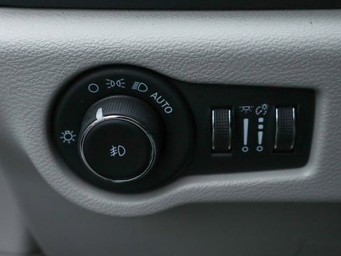 Used 2023 Chrysler Pacifica Touring-L image 18