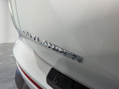 Used 2025 Mitsubishi Outlander SE image 10