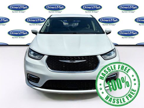Used 2023 Chrysler Pacifica Touring-L FWD image 2