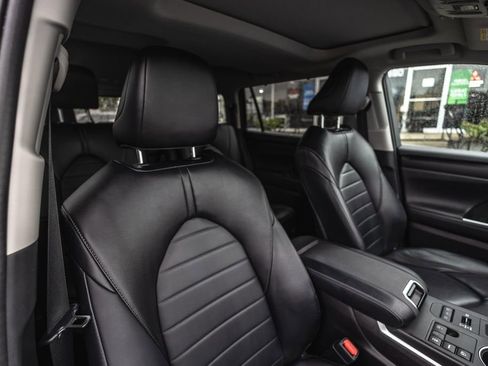 Used 2023 Toyota Highlander XLE image 32