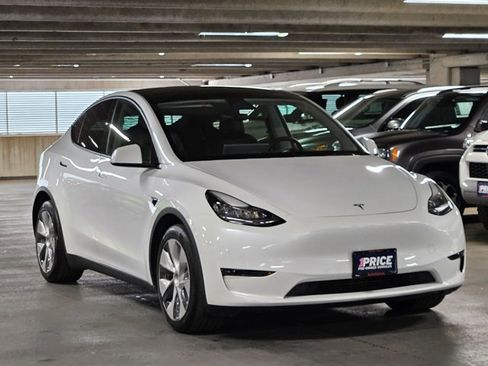 Used 2021 Tesla Model Y Long Range image 3