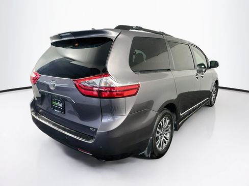 Used 2020 Toyota Sienna XLE w/ XLE Navigation Package FWD image 9