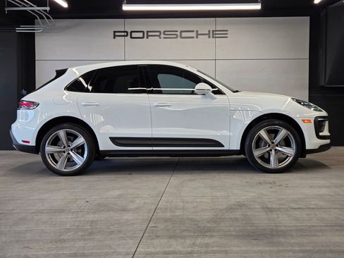 Certified 2022 Porsche Macan AWD/4WD image 30
