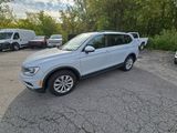 Used 2018 Volkswagen Tiguan SE w/ Panoramic Sunroof Package image 2