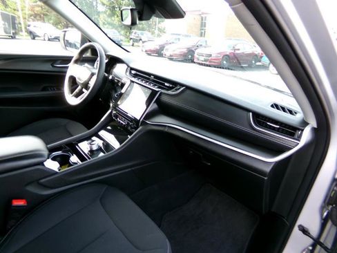 Used 2023 Jeep Grand Cherokee Laredo image 39