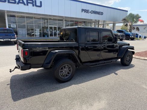 Used 2022 Jeep Gladiator Sport AWD/4WD image 3