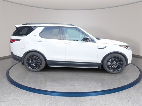 Used 2024 Land Rover Discovery S image 4