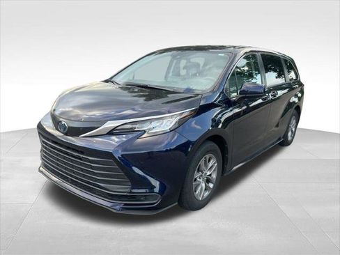 Certified 2022 Toyota Sienna LE FWD image 1
