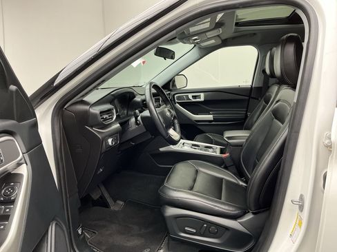 Used 2022 Ford Explorer XLT w/ Equipment Group 202A image 3