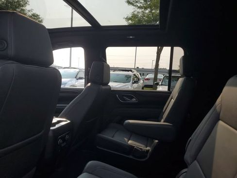 Used 2024 Chevrolet Suburban Z71 w/ Luxury Package AWD/4WD image 9