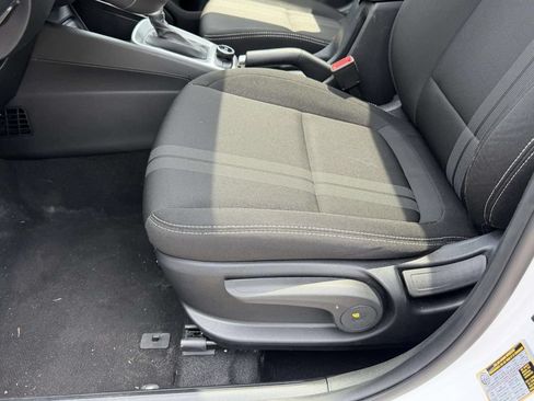 Used 2025 Hyundai Venue SEL FWD image 17