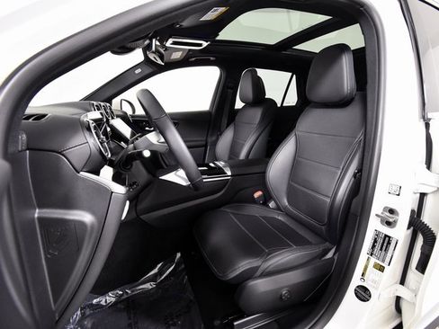 Certified 2025 Mercedes-Benz GLC 300 image 4