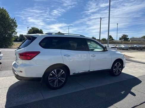 Used 2017 Nissan Pathfinder Platinum w/ Family Entertainment Package AWD/4WD image 5
