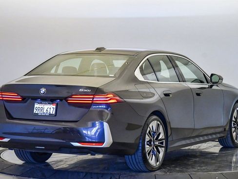 Used 2025 BMW 530i w/ Premium Package image 5