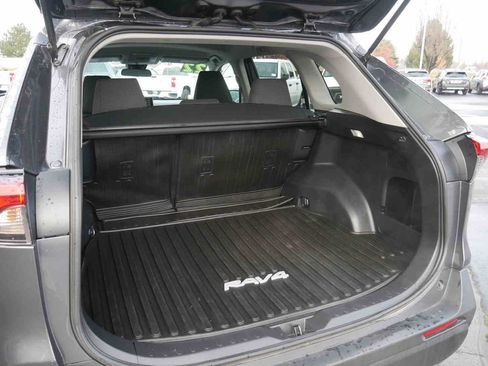 Used 2022 Toyota RAV4 LE image 9