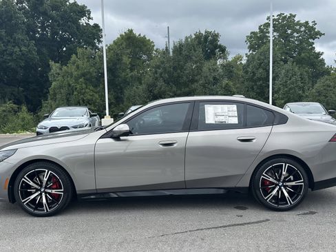 Used 2026 BMW 530i xDrive w/ M Sport Package image 7