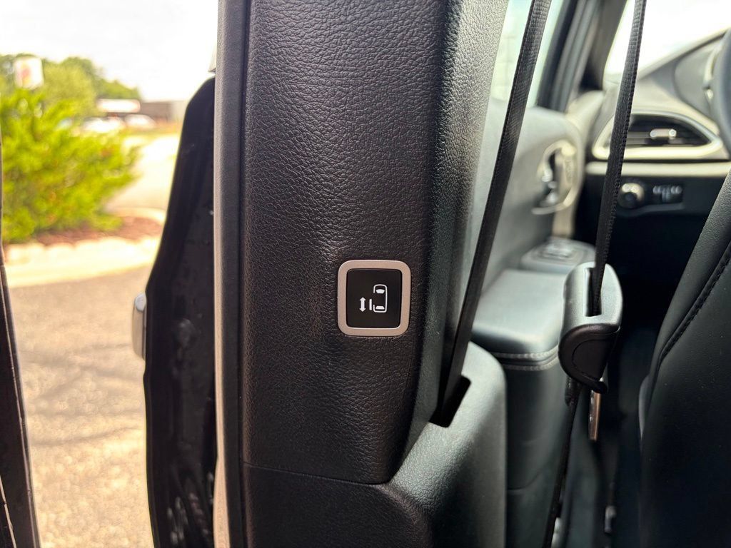 Certified 2025 Chrysler Pacifica Select FWD image 15