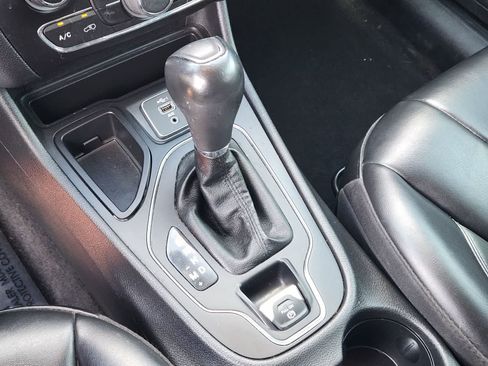Used 2020 Jeep Cherokee Latitude Plus FWD image 19
