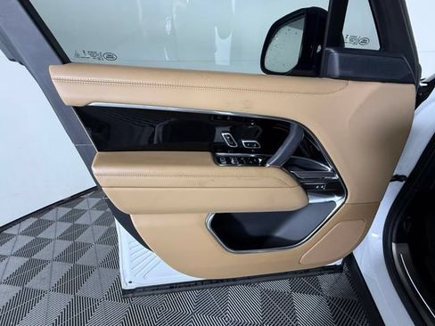 Used 2025 Land Rover Range Rover SE AWD/4WD image 12