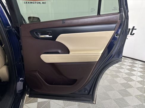Used 2020 Toyota Highlander XLE image 27