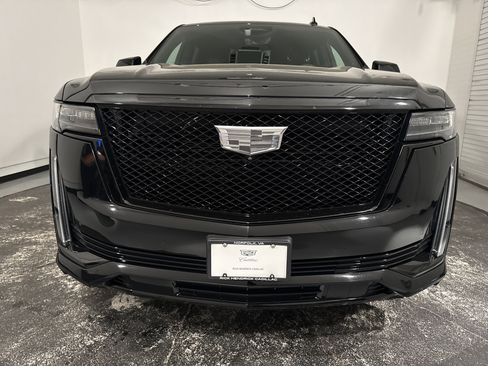 Used 2023 Cadillac Escalade ESV Sport w/ LPO, ONYX Package AWD/4WD image 3