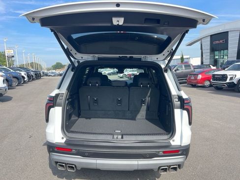 Used 2025 Chevrolet Traverse LT image 28