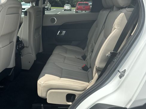 Used 2018 Land Rover Discovery HSE AWD/4WD image 16