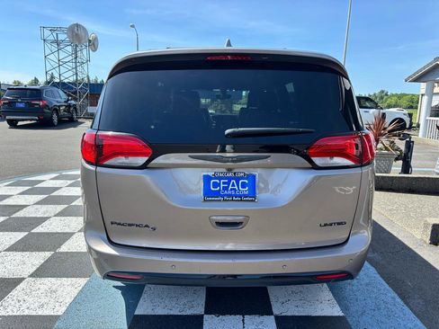 Used 2018 Chrysler Pacifica Limited FWD image 4