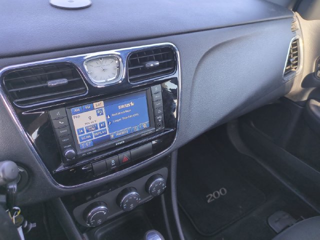 Used 2011 Chrysler 200 Touring FWD image 11