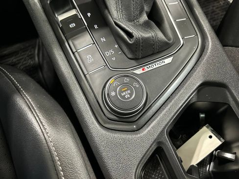 Used 2018 Volkswagen Tiguan SE w/ Panoramic Sunroof Package AWD/4WD image 22