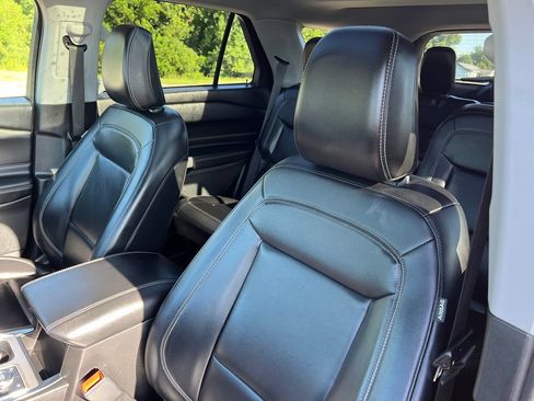 Used 2021 Ford Explorer XLT w/ Equipment Group 202A AWD/4WD image 33