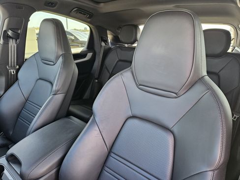 Certified 2025 Porsche Cayenne Coupe image 6