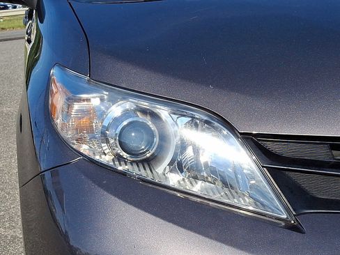 Used 2020 Toyota Sienna L image 9