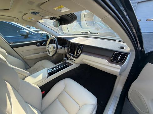 Used 2021 Volvo XC60 T5 Momentum w/ Premium Package image 14