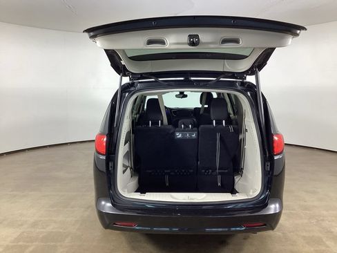 Used 2017 Chrysler Pacifica Touring FWD image 12