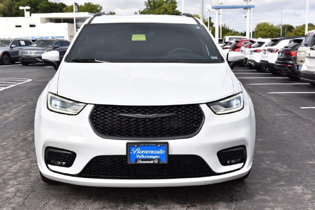 Used 2023 Chrysler Pacifica Touring-L w/ S Appearance Package FWD image 4