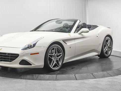 Used 2016 Ferrari California T image 4