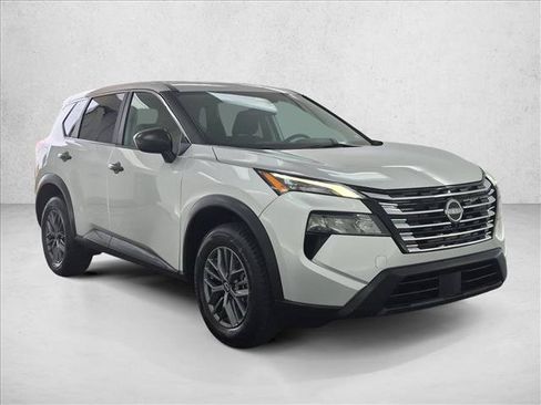 Used 2024 Nissan Rogue S FWD image 3
